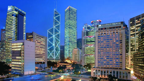 In der ehemaligen Kronkolonie Hongkong befindet sich im Zentrum ein auffällig großes Gebäude, das aber schon längst nicht mehr das höchste Gebäude der Stadt ist. Äußerlich stilvoll zurückhaltend, scheint sich das einst höchste Hotel zwischen den zahlreichen Skyscrapern zu ducken.